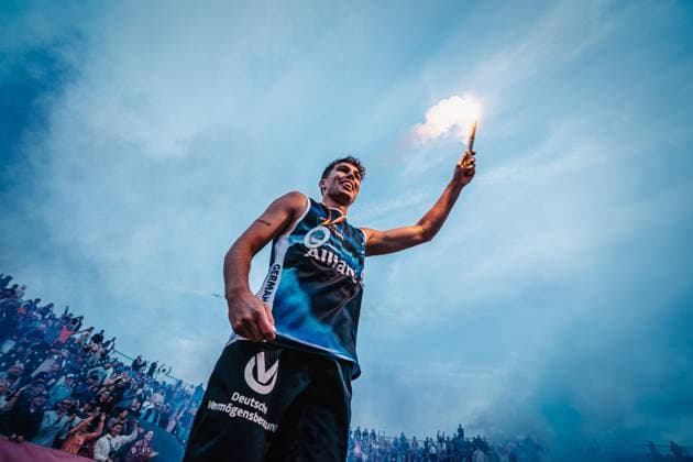 Beachvolleyball Frauen und Männer Allianz German Beach Tour Deutsche Beachvolleyball-Meisterschaft 2024 01.09.2024 Lui Wüst bei der Siegerehrung mit Pyrotechnik Timmendorfer Strand Ahmann-Hager-Arena Schleswig-Holstein Deutschland