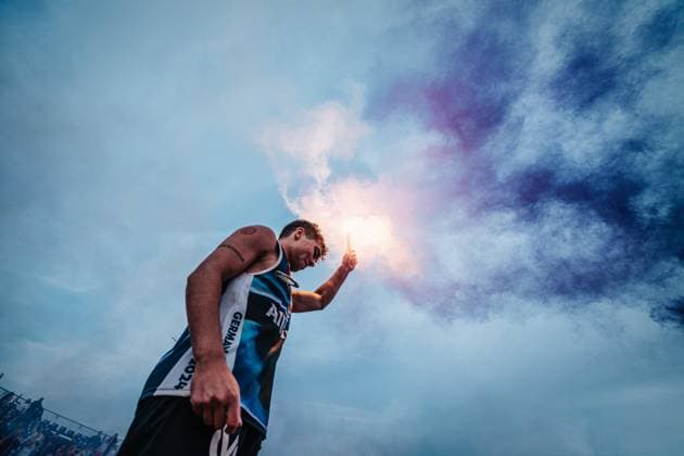 Beachvolleyball Frauen und Männer Allianz German Beach Tour Deutsche Beachvolleyball-Meisterschaft 2024 01.09.2024 Lui Wüst bei der Siegerehrung mit Pyrotechnik Timmendorfer Strand Ahmann-Hager-Arena Schleswig-Holstein Deutschland