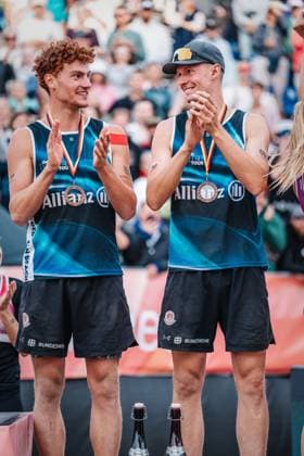 Beachvolleyball Frauen und Männer Allianz German Beach Tour Deutsche Beachvolleyball-Meisterschaft 2024 01.09.2024 v.l. Max Just und Robin Sowa auf Platz Drei Timmendorfer Strand Ahmann-Hager-Arena Schleswig-Holstein Deutschland