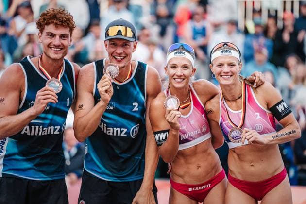 Sport Bilder des Tages Beachvolleyball Frauen und Männer Allianz German Beach Tour Deutsche Beachvolleyball-Meisterschaft 2024 01.09.2024 v.l. Max Just, Robin Sowa, Sandra Ittlinger und Kim van de Velde auf Platz Drei Timmendorfer Strand Ahmann-Hager-Arena Schleswig-Holstein Deutschland