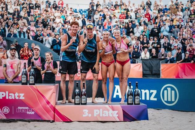Beachvolleyball Frauen und Männer Allianz German Beach Tour Deutsche Beachvolleyball-Meisterschaft 2024 01.09.2024 v.l. Max Just, Robin Sowa, Sandra Ittlinger und Kim van de Velde auf Platz Drei Timmendorfer Strand Ahmann-Hager-Arena Schleswig-Holstein Deutschland