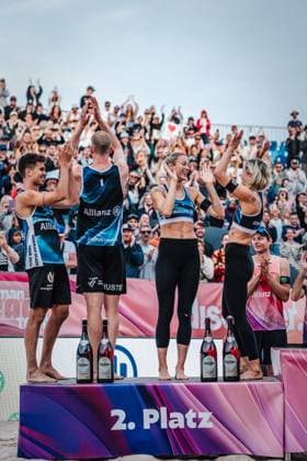 Beachvolleyball Frauen und Männer Allianz German Beach Tour Deutsche Beachvolleyball-Meisterschaft 2024 01.09.2024 v.l. Lui Wüst, Philipp Huster, Louisa Lippmann und Laura Ludwig auf Platz Zwei Timmendorfer Strand Ahmann-Hager-Arena Schleswig-Holstein Deutschland