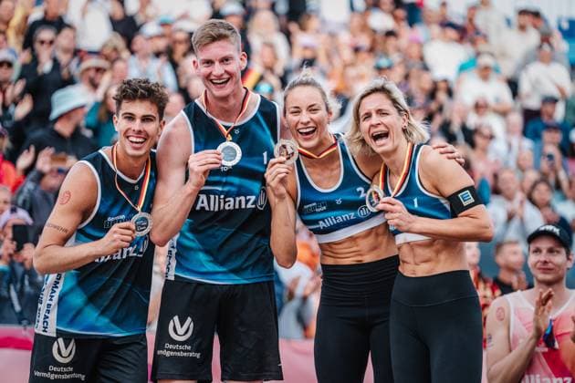 Beachvolleyball Frauen und Männer Allianz German Beach Tour Deutsche Beachvolleyball-Meisterschaft 2024 01.09.2024 v.l. Lui Wüst, Philipp Huster, Louisa Lippmann und Laura Ludwig auf Platz Zwei Timmendorfer Strand Ahmann-Hager-Arena Schleswig-Holstein Deutschland