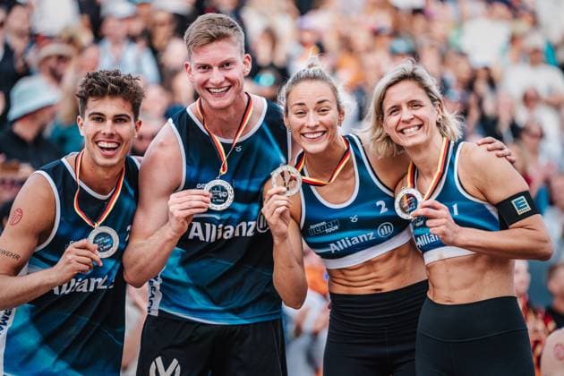 Beachvolleyball Frauen und Männer Allianz German Beach Tour Deutsche Beachvolleyball-Meisterschaft 2024 01.09.2024 v.l. Lui Wüst, Philipp Huster, Louisa Lippmann und Laura Ludwig auf Platz Zwei Timmendorfer Strand Ahmann-Hager-Arena Schleswig-Holstein Deutschland