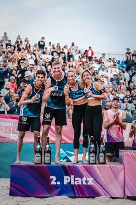 Beachvolleyball Frauen und Männer Allianz German Beach Tour Deutsche Beachvolleyball-Meisterschaft 2024 01.09.2024 v.l. Lui Wüst, Philipp Huster, Louisa Lippmann und Laura Ludwig auf Platz Zwei Timmendorfer Strand Ahmann-Hager-Arena Schleswig-Holstein Deutschland
