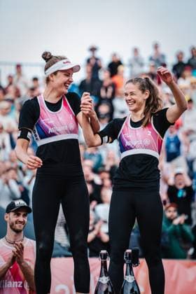 Beachvolleyball Frauen und Männer Allianz German Beach Tour Deutsche Beachvolleyball-Meisterschaft 2024 01.09.2024 v.l. Svenja Müller und Cinja Tillmann gewinnen die Deutschen Meisterschaften Timmendorfer Strand Ahmann-Hager-Arena Schleswig-Holstein Deutschland
