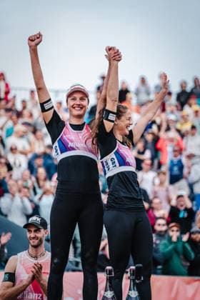 Beachvolleyball Frauen und Männer Allianz German Beach Tour Deutsche Beachvolleyball-Meisterschaft 2024 01.09.2024 v.l. Svenja Müller und Cinja Tillmann gewinnen die Deutschen Meisterschaften Timmendorfer Strand Ahmann-Hager-Arena Schleswig-Holstein Deutschland