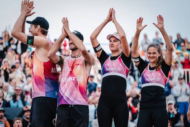 Beachvolleyball Frauen und Männer Allianz German Beach Tour Deutsche Beachvolleyball-Meisterschaft 2024 01.09.2024 Die Sieger v.l. Nils Ehlers, Clemens Wickler, Svenja Müller, Cinja Tillmann Timmendorfer Strand Ahmann-Hager-Arena Schleswig-Holstein Deutschland