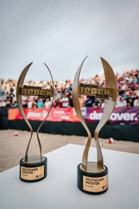 Beachvolleyball Frauen und Männer Allianz German Beach Tour Deutsche Beachvolleyball-Meisterschaft 2024 01.09.2024 Symbolbild die Pokale der German Beach Tour Timmendorfer Strand Ahmann-Hager-Arena Schleswig-Holstein Deutschland