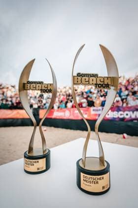 Beachvolleyball Frauen und Männer Allianz German Beach Tour Deutsche Beachvolleyball-Meisterschaft 2024 01.09.2024 Symbolbild die Pokale der German Beach Tour Timmendorfer Strand Ahmann-Hager-Arena Schleswig-Holstein Deutschland