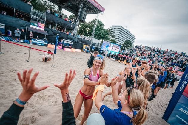 Beachvolleyball Frauen und Männer Allianz German Beach Tour Deutsche Beachvolleyball-Meisterschaft 2024 01.09.2024 Sandra Ittlinger klatscht mit den Ballkindern ab Timmendorfer Strand Ahmann-Hager-Arena Schleswig-Holstein Deutschland