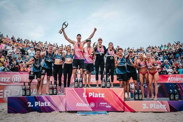 Beachvolleyball Frauen und Männer Allianz German Beach Tour Deutsche Beachvolleyball-Meisterschaft 2024 01.09.2024 Das Siegerpodest v.l. Lui Wüst, Philipp Huster, Louisa Lippmann, Laura Ludwig, Nils Ehlers, Clemens Wickler, Svenja Müller, Cinja TIllmann, Max Just, Robin Sowa, Sandra Ittlinger und Kim van de Velde Timmendorfer Strand Ahmann-Hager-Arena Schleswig-Holstein Deutschland