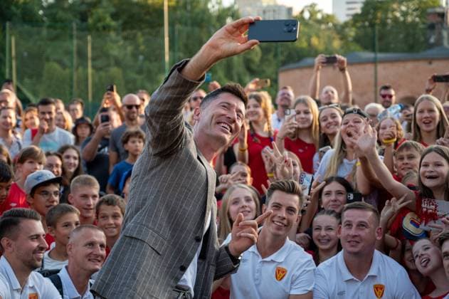 Sport Bilder des Tages Fußball, Robert Lewandowski erhält Auszeichnung Orden des Lächelns in Warschau 01.09.2024 WARSZAWA CEREMONIA WRECZENIA ORDERU USMIECHU ROBERTOWI LEWANDOWSKIEMU N Z ROBERT LEWANDOWSKI FOT. MARCIN BANASZKIEWICZ FOTONEWS NEWSPIX.PL --- Newspix.pl WARSAW, POLAND 01.09.2024 Robert Lewandowski received the unique Order of the Smile award. The Knight of the Order of the Smile is an adult whose activity is exceptional, unconventional and brings children the most joy, often saving their lives. POLAND OUT!  20240901FNMB078