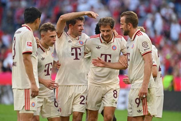 Sport Themen der Woche KW35 Sport Bilder des Tages Schlussjubel v.li:Minjae KIM (FC Bayern Muenchen), Joshua KIMMICH (Bayern Muenchen), Thomas MUELLER (MÜLLER,Bayern Muenchen), Leon GORETZKA (Bayern Muenchen), Harry KANE (Bayern Muenchen), Jubel,Freude,Begeisterung, Aktion. Fussball 1. Bundesliga Saison 2024 2025, 2.Spieltag, Spieltag02 FC Bayern Muenchen - SC Freiburg 2-0 am 01.09.2024, A L L I A N Z A R E N A. *** Final cheer from left Minjae KIM FC Bayern Muenchen , Joshua KIMMICH Bayern Muenchen , Thomas MUELLER MÜLLER,Bayern Muenchen , Leon GORETZKA Bayern Muenchen , Harry KANE Bayern Muenchen , Cheers,joy,enthusiasm, Action Football 1 Bundesliga Season 2024 2025, 2 Matchday, Matchday02 FC Bayern Muenchen SC Freiburg 2 0 on 01 09 2024, A L L I A N Z A R E N A