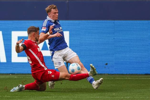 2. Bundesliga - FC Schalke 04 - 1. FC Köln am 01.09.2024 in der Veltins-Arena auf Schalke Jan Thielmann (Koeln 29) gegen Derry John Murkin (Schalke 5)