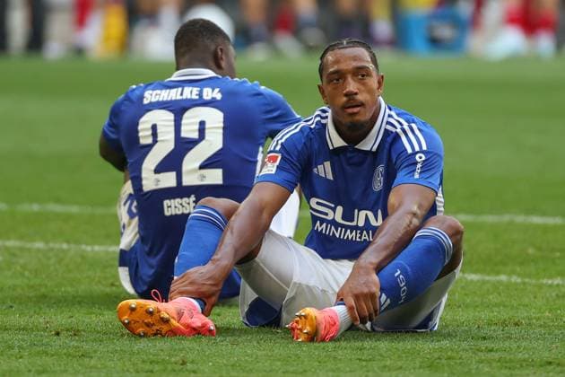 2. Bundesliga - FC Schalke 04 - 1. FC Köln am 01.09.2024 in der Veltins-Arena auf Schalke Ibrahima Cisse (Schalke 22) und Anton Donkor (Schalke 30) unzufrieden, enttäuscht, enttaeuscht, niedergeschlagen.