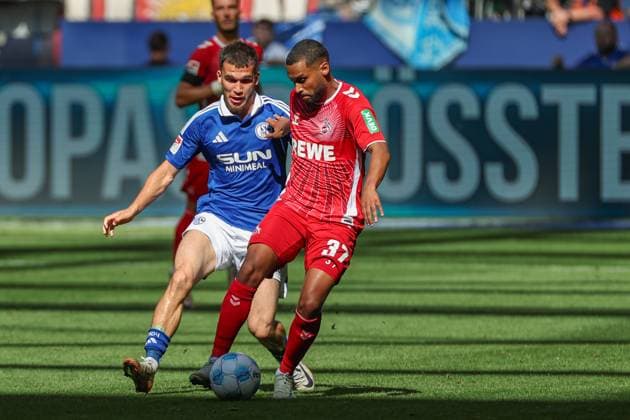 Sport Themen der Woche KW35 Sport Bilder des Tages 2. Bundesliga - FC Schalke 04 - 1. FC Köln am 01.09.2024 in der Veltins-Arena auf Schalke Linton Maina (Koeln 37) gegen Mehmet Can Aydin (Schalke 23) *** 2 Bundesliga FC Schalke 04 1 FC Köln on 01 09 2024 at the Veltins Arena in Schalke Linton Maina Koeln 37 vs Mehmet Can Aydin Schalke 23 MH