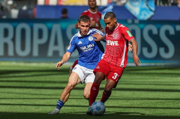 2. Bundesliga - FC Schalke 04 - 1. FC Köln am 01.09.2024 in der Veltins-Arena auf Schalke Linton Maina (Koeln 37) gegen Mehmet Can Aydin (Schalke 23)