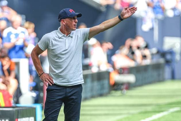 2. Bundesliga - FC Schalke 04 - 1. FC Köln am 01.09.2024 in der Veltins-Arena auf Schalke Trainer Head Coach Gerhard Struber (Koeln) gestikuliert