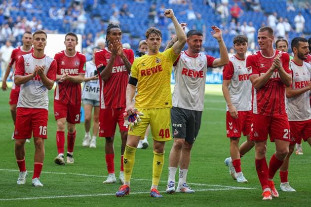2. Bundesliga - FC Schalke 04 - 1. FC Köln am 01.09.2024 in der Veltins-Arena auf Schalke Jubel und Freude über den Sieg bei der Mannschaft vom 1. FC Köln, hier u.a. mit Marvin Obuz (Koeln 16) , Torwart Jonas Urbig (Koeln 40)