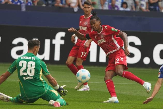 Fussball, 2.BL Saison 2024 2025 FC Schalke 04 vs 1.FC Köln , Arena auf Schalke, Gelsenkirchen, Justin Heekeren , S04, Damion Downs 1. FC Köln