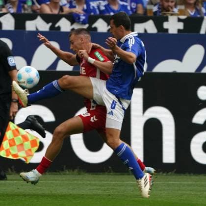 Fussball, 2.BL Saison 2024 2025 FC Schalke 04 vs 1.FC Köln , Arena auf Schalke, Gelsenkirchen, Tim Lemperle, FC Köln, Ron Schellenberg , S04