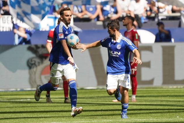 Fussball, 2.BL Saison 2024 2025 FC Schalke 04 vs 1.FC Köln , Arena auf Schalke, Gelsenkirchen, Kenan Karaman, Amin Younnes beide S04