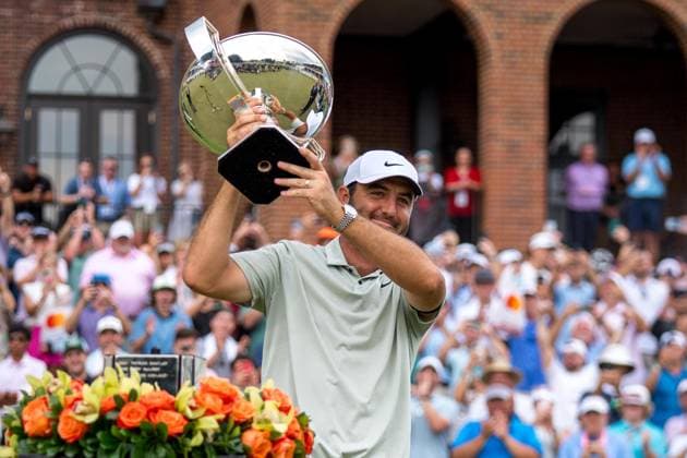 September 1, 2024, Atlanta, Georgia, USA: PGA, Golf Herren Tour Championship. Round 4. Scottie Scheffler with the tour championship trophy Atlanta USA - ZUMAc170 20240901_znp_c170_081 Copyright: xAndrewxClarkx