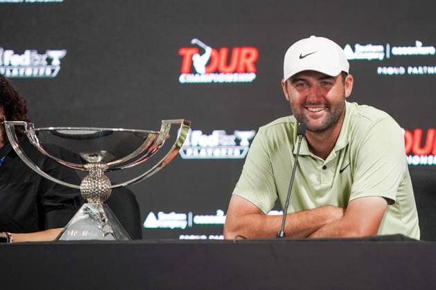 September 1, 2024, Atlanta, Georgia, USA: Scottie Scheffler (USA) speaks to the media with his Fedex Cup trohpy after winning the 2024 TOUR Championship at East Lake Golf Club. Atlanta USA - ZUMAw109 20240901_fap_w109_023 Copyright: xDebbyxWongx