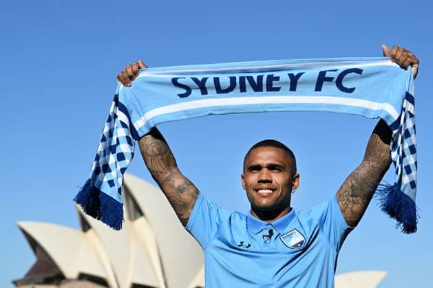 Sport Themen der Woche KW36 Sport Bilder des Tages SOCCER SYDNEY FC DOUGLAS COSTA SIGNING, Sydney FC?s new signing, Brazil?s Douglas Costa poses for photoraphs during a Sydney FC A-League press conference, PK, Pressekonferenz set against the backdrop of the Sydney Opera House in Sydney, Monday, September 2, 2024. ( NO ARCHIVING, EDITORIAL USE ONLY, NO USE IN BOOKS WITHOUT CONSENT SYDNEY NEW SOUTH WALES AUSTRALIA  Copyright: xDEANxLEWINSx 20240902119532453426