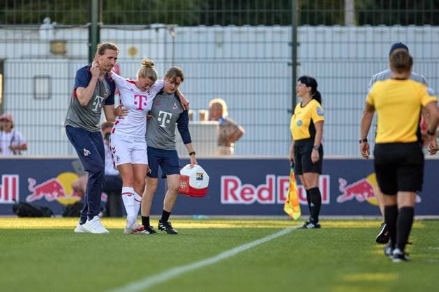 10.09.2024, GER, Frauenfußball, BL, 2024 2025, RB Leipzig - 1. FC Köln Anna-Lena Stolze (7, 1. FC Köln), muss verletzt vom Platz Leipzig Trainingszentrum der Roten Bulle Sachsen Deutschland