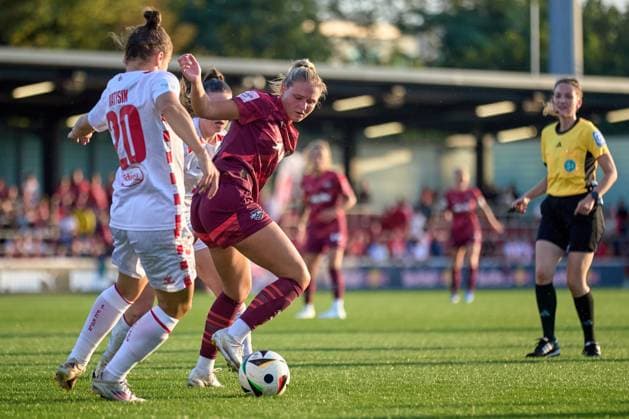 10.09.2024, GER, Frauenfußball, BL, 2024 2025, RB Leipzig - 1. FC Köln Marleen Schimmer (14, RB Leipzig), Aktion, mit Ball, Zweikampf um Ball Leipzig Trainingszentrum der Roten Bulle Sachsen Deutschland