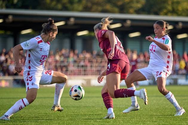 10.09.2024, GER, Frauenfußball, BL, 2024 2025, RB Leipzig - 1. FC Köln Marleen Schimmer (14, RB Leipzig), Freisteller, Rückansicht, Aktion, mit Ball, Zweikampf um Ball, gegen zwei Gegenspielerinnen Leipzig Trainingszentrum der Roten Bulle Sachsen Deutschland