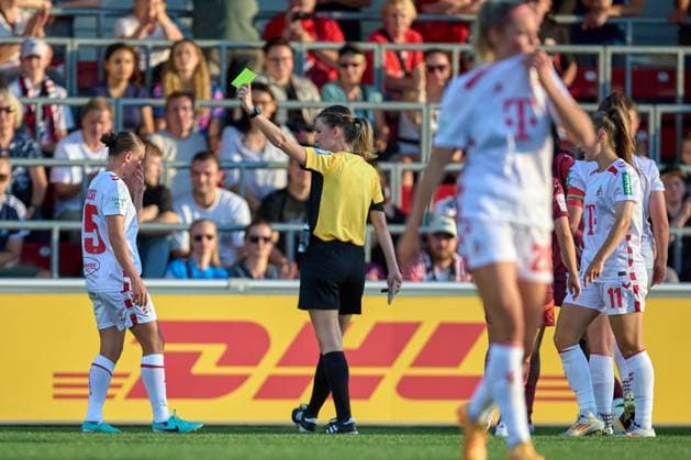 10.09.2024, GER, Frauenfußball, BL, 2024 2025, RB Leipzig - 1. FC Köln Gelbe Karte für Celina Degen (5, 1. FC Köln, li.) Leipzig Trainingszentrum der Roten Bulle Sachsen Deutschland