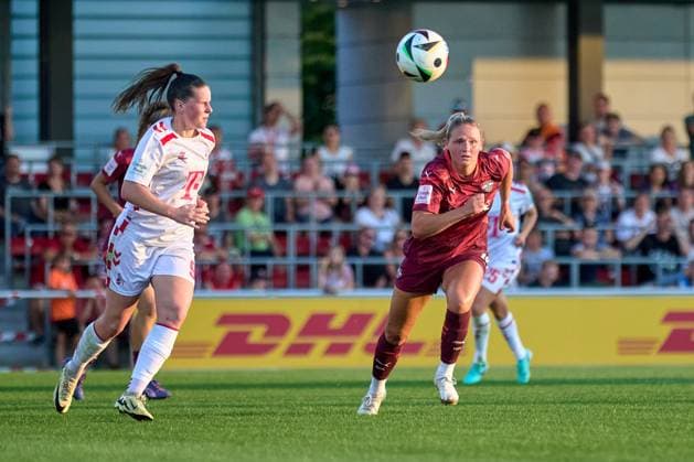 10.09.2024, GER, Frauenfußball, BL, 2024 2025, RB Leipzig - 1. FC Köln Marleen Schimmer (14, RB Leipzig, re.), Freisteller, Aktion, mit Ball, Fokussierter Blick Leipzig Trainingszentrum der Roten Bulle Sachsen Deutschland