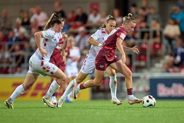 10.09.2024, GER, Frauenfußball, BL, 2024 2025, RB Leipzig - 1. FC Köln Marlene Müller (27, RB Leipzig, re.), Freisteller, Aktion, mit Ball, Zweikampf, setzt sich gegen zwei Gegenspielerinnen durch Leipzig Trainingszentrum der Roten Bulle Sachsen Deutschland