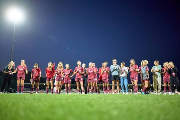 10.09.2024, GER, Frauenfußball, BL, 2024 2025, RB Leipzig - 1. FC Köln Mannschaft, RB Leipzig, feiert mit den Fans Leipzig Trainingszentrum der Roten Bulle Sachsen Deutschland