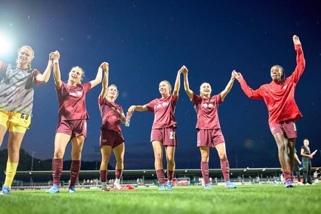 10.09.2024, GER, Frauenfußball, BL, 2024 2025, RB Leipzig - 1. FC Köln Mannschaft, RB Leipzig, Jubel mit den Fans Leipzig Trainingszentrum der Roten Bulle Sachsen Deutschland