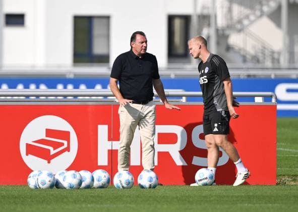 Karel Geraerts (Cheftrainer FC Schalke 04), re., und Marc Wilmots (Sportdirektor Schalke 04) 02.09.2024, Fussball Saison 2024 2025, 2. Bundesliga, Training FC Schalke 04 Gelsenkirchen Trainingsgelände Nordrhein Westfalen Deutschland *** Karel Geraerts head coach FC Schalke 04 , re , and Marc Wilmots sports director Schalke 04 02 09 2024, football season 2024 2025, 2 Bundesliga, training FC Schalke 04 Gelsenkirchen training ground North Rhine-Westphalia Germany Team2