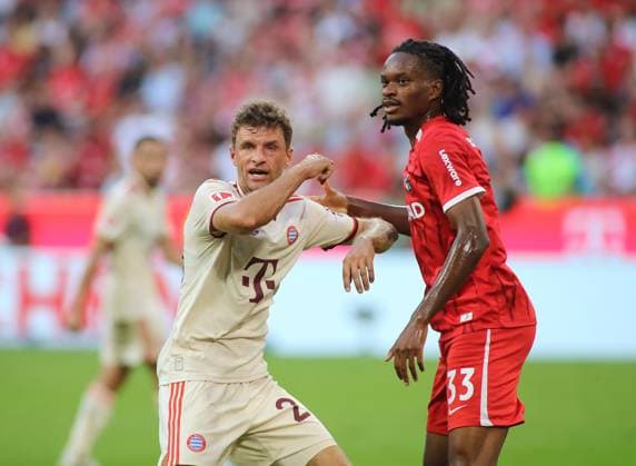 München, Deutschland 01. September 2024: Fussball, Herren, Bundesliga, Saison 2024 2025, FC Bayern München - SC Freiburg, Allianz Arena Thomas Müller, Mueller (FC Bayern München) (li.) mit Jordy Makengo (SC Freiburg) (re.) im Gerangel DFB, DFL regulations prohibit any use of photographs as image sequences and or quasi-video