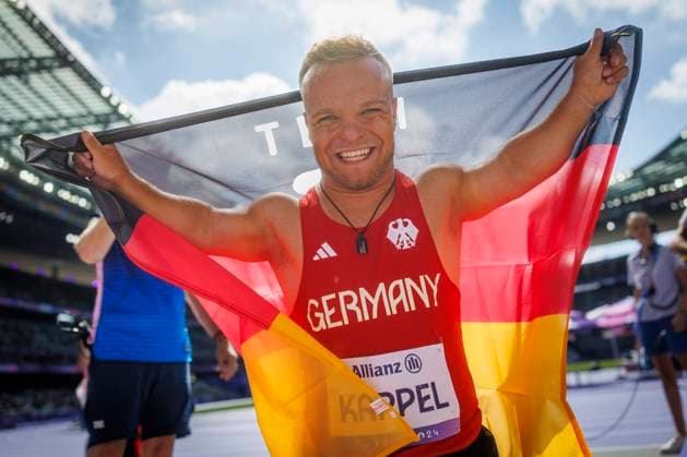 Bilder des Jahres 2024, Sport 09 September Sport Themen der Woche KW36 Sport Bilder des Tages Paralympics (Para Leichtathletik); Paris, 02.09.2024 <silber: KAPPEL Niko (F41 GER Para Leichtathletik), Kugelstoß, shot put, Kugel, Kugelstossen,Finale; Paralympics (Para Leichtathletik) am 02.09.2024 im Stade de France in Paris (Frankreich). *** Paralympics Para Athletics Paris, 02 09 2024 silver KAPPEL Niko F41 GER Para Athletics, shot put, shot put, shot put, final Paralympics Para Athletics on 02 09 2024 at the Stade de France in Paris France Copyright: xBEAUTIFULxSPORTS AxelxKohringx