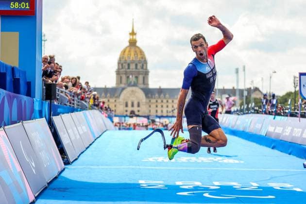 Bilder des Jahres 2024, Sport 09 September Sport Themen der Woche KW36 Sport Bilder des Tages Le triathlete Jules Ribstein dÃ croche l or lors des jeux paralympiques Paris 2024 Le triathlete francais Jules Ribstein dÃ croche l or lors des jeux paralympiques Paris 2024, Ã Paris, Freance, le 2 septembre 2024. Dominique Jacovides Bestimage French triathlete Jules Ribstein wins gold at the Paris 2024 Paralympic Games in Paris, France, on September 2, 2024. Paris France  Copyright: xDOMINIQUExJACOVIDESx xBESTIMAGExDOMINIQUExJACOVIDESx xBESTIMAGEx