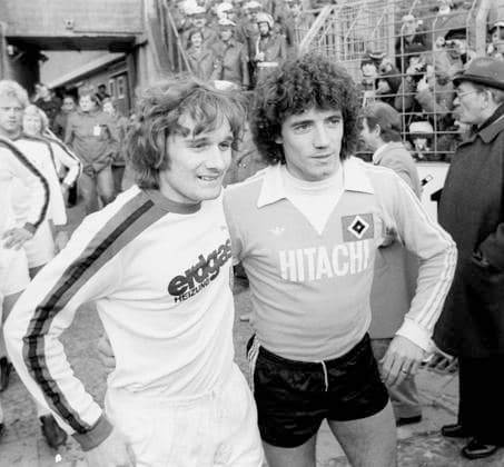 Archivbilder der Woche SPORT KW36 VFL Borussia Mönchengladbach - Hamburger SV 4:3 09.02.1979 Allan Simonsen (rechts) und Kevin Keegan (HSV) vor dem Spiel *** VFL Borussia Mönchengladbach Hamburger SV 4 3 09 02 1979 Allan Simonsen right and Kevin Keegan HSV before the match HM
