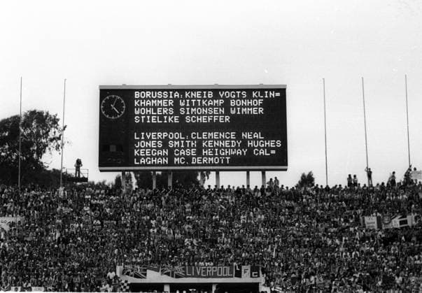 Archivbilder der Woche SPORT KW36 Europapokal der Landesmeister FC Liverpool - Borussia Moenchengladbach 3:1 in Rom 25.05.1977 Anzeigetafel mit der Aufstellung, unten Fanblock Liverpool *** European Champions Cup Liverpool FC Borussia Moenchengladbach 3 1 in Rome 25 05 1977 Scoreboard with the line-up, below Liverpool fan block HM