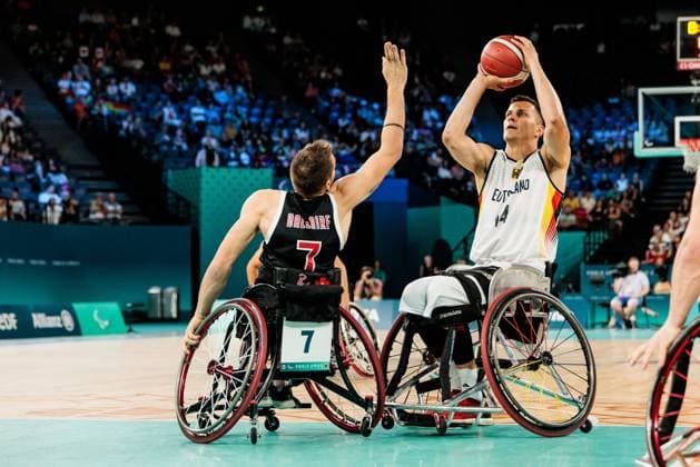 Paris 2024 Paralympics: Rollstuhlbasketball Deutschland - Kanada Herren, 02.09.2024 PARIS, FRANKREICH 02. September - Rollstuhlbasketball Deutschland - Kanada Herren Paris 2024 Paralympics am 02.09.2024 in der Bercy Arena in Paris Frankreich. Vincent Dallaire (Kanada, 7), Aliaksandr Halouski (Deutschland, 14) im Wurf Copyright: xBEAUTIFULxSPORTS Wunderlx