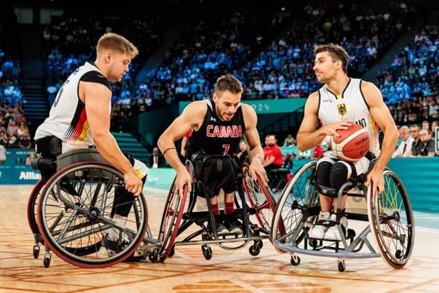 Sport Bilder des Tages Paris 2024 Paralympics: Rollstuhlbasketball Deutschland - Kanada Herren, 02.09.2024 PARIS, FRANKREICH 02. September - Rollstuhlbasketball Deutschland - Kanada Herren Paris 2024 Paralympics am 02.09.2024 in der Bercy Arena in Paris Frankreich. Alexander Budde (Deutschland, 15), Vincent Dallaire (Kanada, 7), Nico Dreimüller (Deutschland, 5) am Ball Copyright: xBEAUTIFULxSPORTS Wunderlx