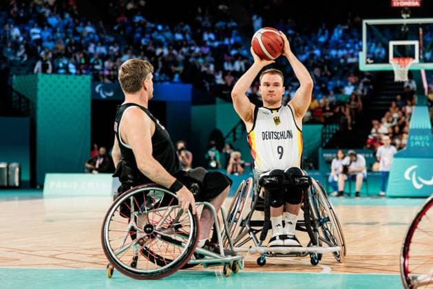 Paris 2024 Paralympics: Rollstuhlbasketball Deutschland - Kanada Herren, 02.09.2024 PARIS, FRANKREICH 02. September - Rollstuhlbasketball Deutschland - Kanada Herren Paris 2024 Paralympics am 02.09.2024 in der Bercy Arena in Paris Frankreich. Robert Hedges (Kanada, 6), Lukas Glossner (Deutschland, 9) am Ball Copyright: xBEAUTIFULxSPORTS Wunderlx