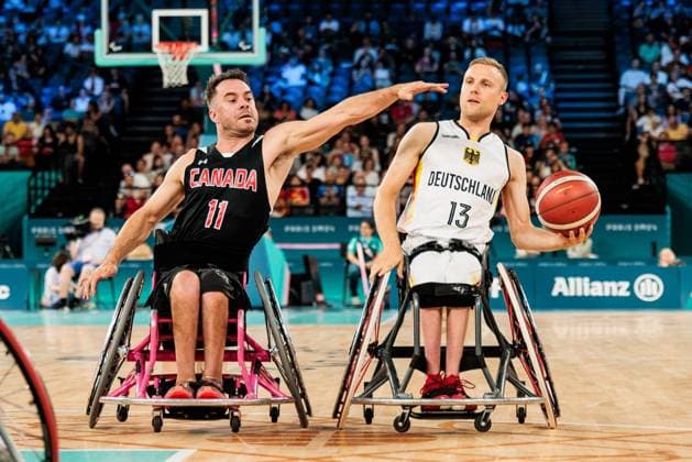 Paris 2024 Paralympics: Rollstuhlbasketball Deutschland - Kanada Herren, 02.09.2024 PARIS, FRANKREICH 02. September - Rollstuhlbasketball Deutschland - Kanada Herren Paris 2024 Paralympics am 02.09.2024 in der Bercy Arena in Paris Frankreich. Chad Jassman (Kanada, 11), Thomas Böhme (Deutschland, 13) am Ball Copyright: xBEAUTIFULxSPORTS Wunderlx