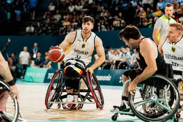 Paris 2024 Paralympics: Rollstuhlbasketball Deutschland - Kanada Herren, 02.09.2024 PARIS, FRANKREICH 02. September - Rollstuhlbasketball Deutschland - Kanada Herren Paris 2024 Paralympics am 02.09.2024 in der Bercy Arena in Paris Frankreich. Thomas Reier (Deutschland, 16) am Ball Copyright: xBEAUTIFULxSPORTS Wunderlx