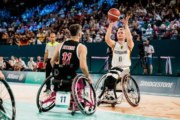 Paris 2024 Paralympics: Rollstuhlbasketball Deutschland - Kanada Herren, 02.09.2024 PARIS, FRANKREICH 02. September - Rollstuhlbasketball Deutschland - Kanada Herren Paris 2024 Paralympics am 02.09.2024 in der Bercy Arena in Paris Frankreich. Chad Jassman (Kanada, 11), Jan Sadler (Deutschland, 11) im Wurf Copyright: xBEAUTIFULxSPORTS Wunderlx